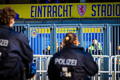 Beim Derby zwischen Braunschweig und Hannover soll es keine personalisierten Tickets geben. Foto: Moritz Frankenberg/dpa