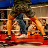 Publikum schaut gespannt auf den Kampf in der Boxbude