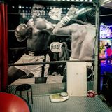 Muhammed Ali auf der Leinwand in der Boxbude