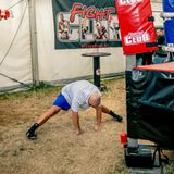 Boxer Ivan wärmt sich auf für den Kampf in der Boxbude