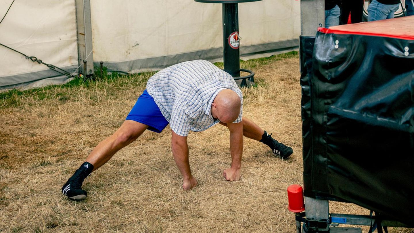 Boxer Ivan wärmt sich auf für den Kampf in der Boxbude