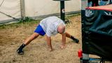 Boxer Ivan wärmt sich auf für den Kampf in der Boxbude