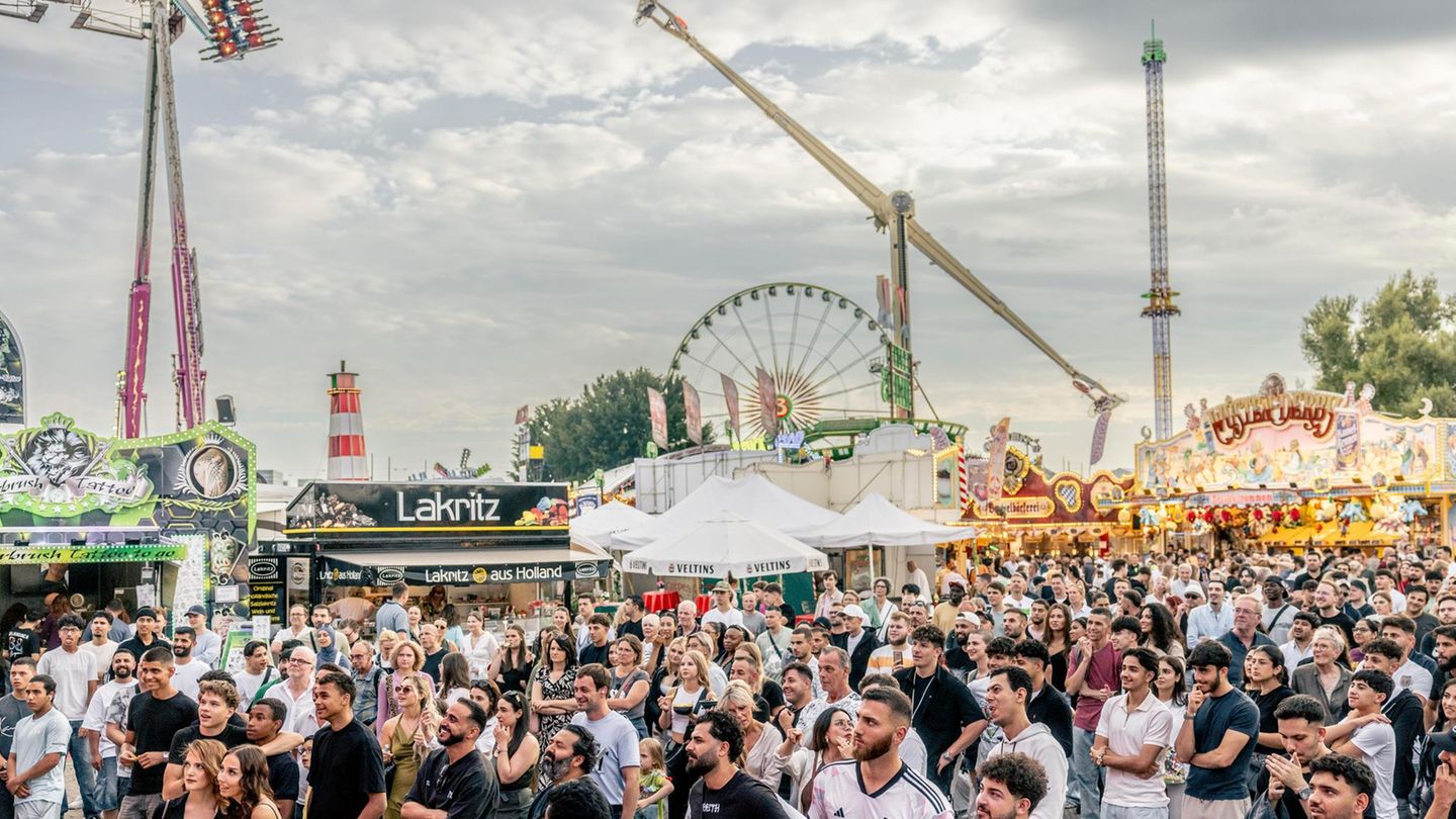 Kommen Sie näher, staunen Sie! Boxbude Düsseldorf Zuschauer