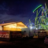 Boxbude von außen: ein weißes Zelt