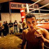 Boxbude: Teilnehmer Nefah nach dem Kampf mit blutiger Nase