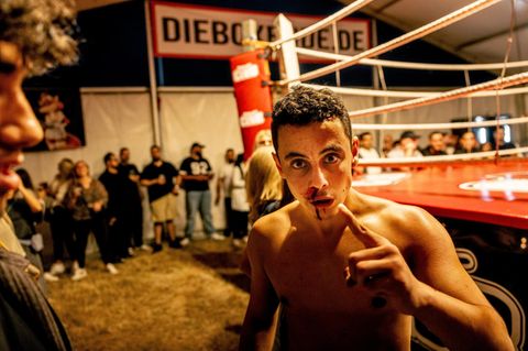 Boxbude: Teilnehmer Nefah nach dem Kampf mit blutiger Nase
