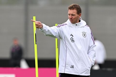 Da geht's lang zur WM: Julian Nagelsmann beim Training in Herzogenaurach. Foto: Federico Gambarini/dpa