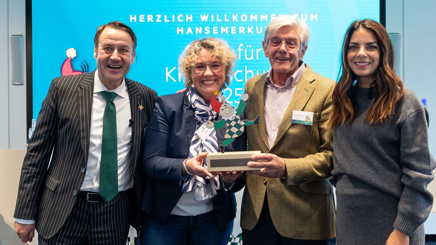 Insgesamt wurden fünf soziale Initiativen mit dem HanseMerkur Preis für Kinderschutz ausgezeichnet. Foto: Ulrich Perrey/dpa