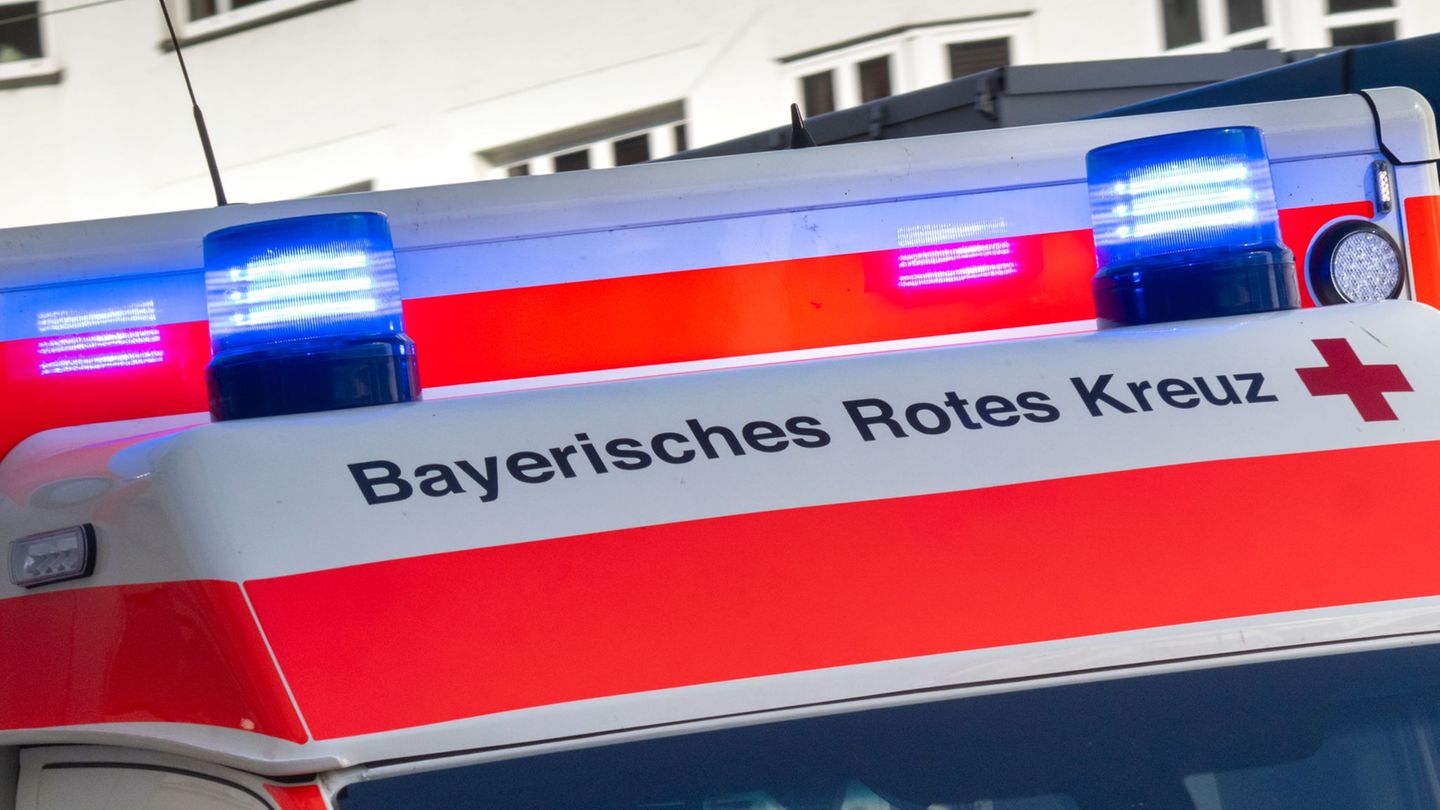 Ein Krankenwagen brachte den verletzten Radler ins Krankenhaus. (Symbolbild) Foto: Peter Kneffel/dpa