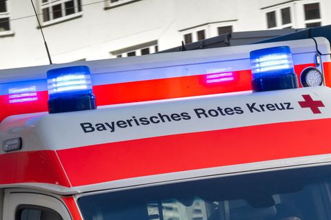 Ein Krankenwagen brachte den verletzten Radler ins Krankenhaus. (Symbolbild) Foto: Peter Kneffel/dpa
