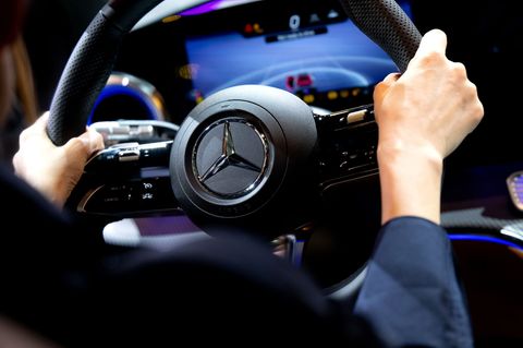 Mercedes-Benz hat erneut weniger Fahrzeuge verkauft. (Archivbild) Foto: Sven Hoppe/dpa
