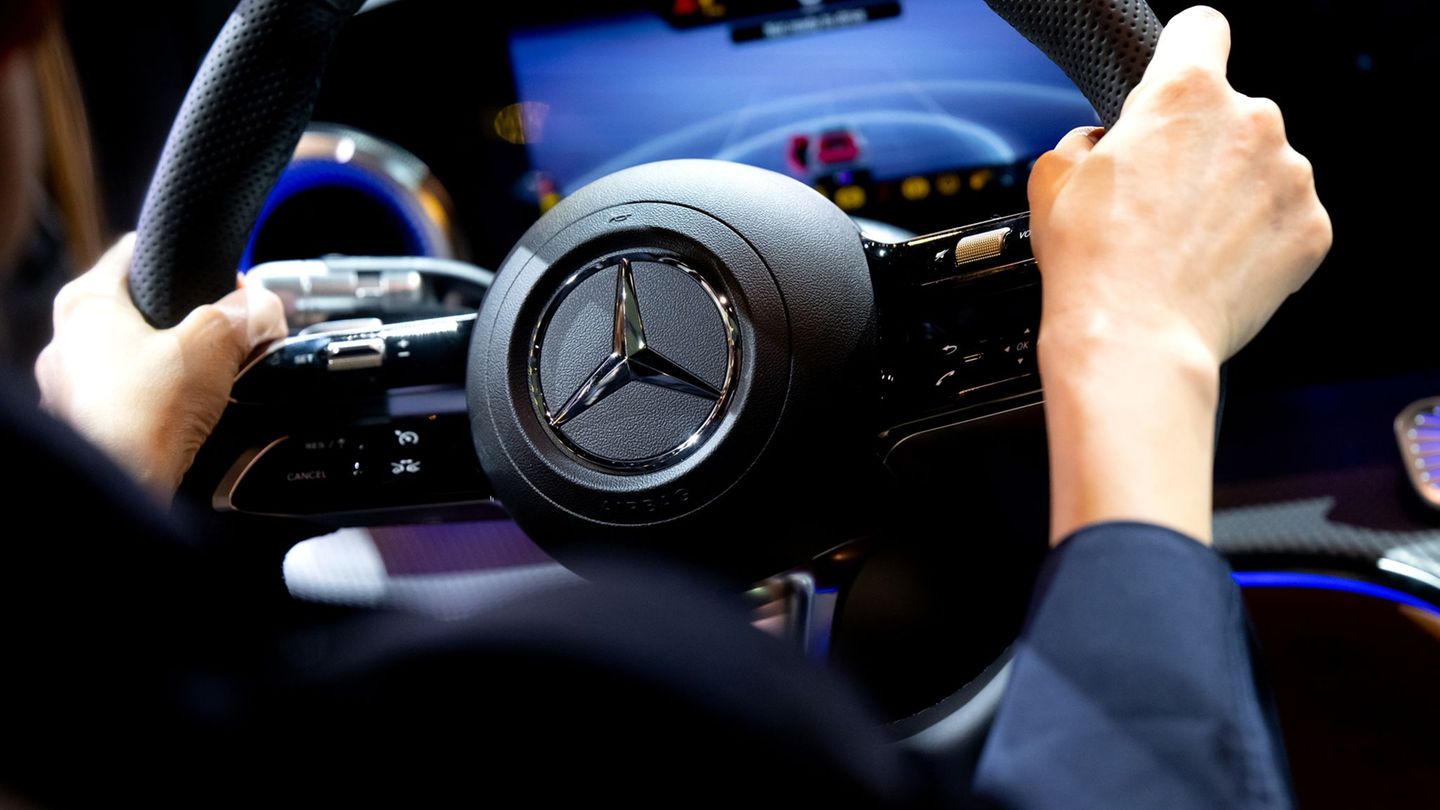 Auto industry: Sales flaut at car manufacturer Mercedes stops
