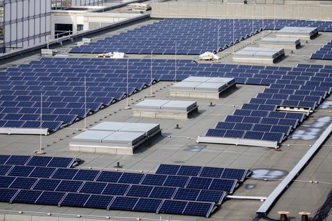 Berlins größte Photovoltaik-Anlage wurde auf den Dächern der Messe errichtet. In den kommenden Jahren will Wirtschaftssenatorin