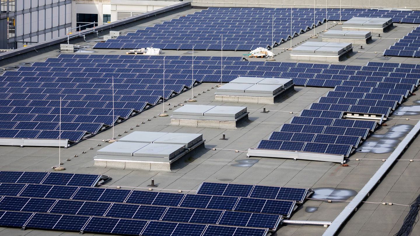 Berlins größte Photovoltaik-Anlage wurde auf den Dächern der Messe errichtet. In den kommenden Jahren will Wirtschaftssenatorin