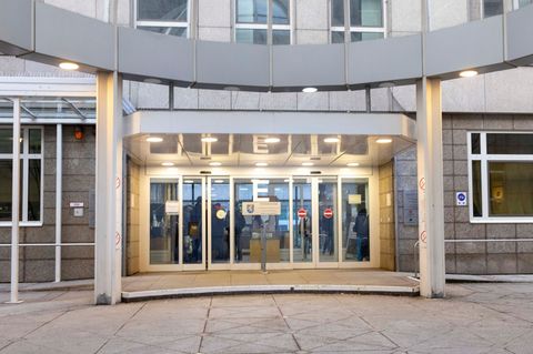 Von drei Angeklagten wegen eines Anschlags auf einen Mann in Frankfurt blieb am Landgericht nur einer übrig. (Archivbild) Foto: