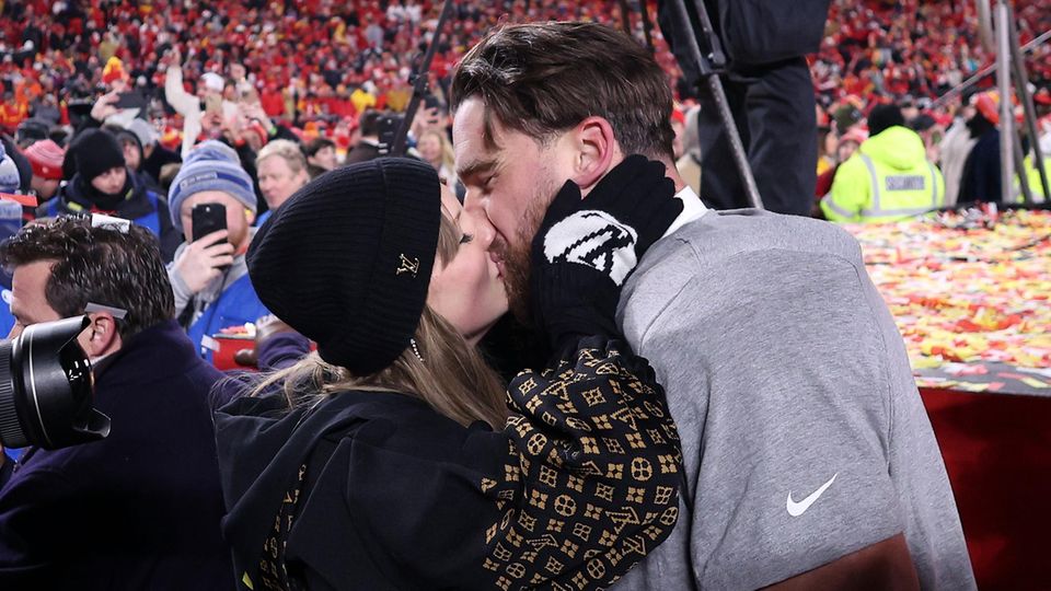 Taylor Swift und Travis Kelce  nach dem AFC-Meisterschaftsspiel 2025 in Kansas