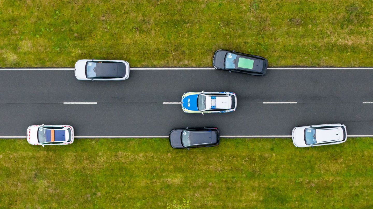 Fahrzeuge können sich dank "Car2x"-Technik untereinander verständigen. Foto: Julian Stratenschulte/dpa
