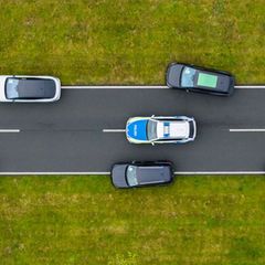 Fahrzeuge können sich dank "Car2x"-Technik untereinander verständigen. Foto: Julian Stratenschulte/dpa