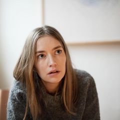 Eine Frau schaut erschrocken – wegen eins falschen Kompliments?