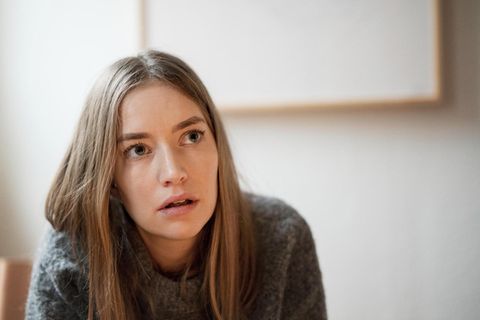 Eine Frau schaut erschrocken – wegen eins falschen Kompliments?