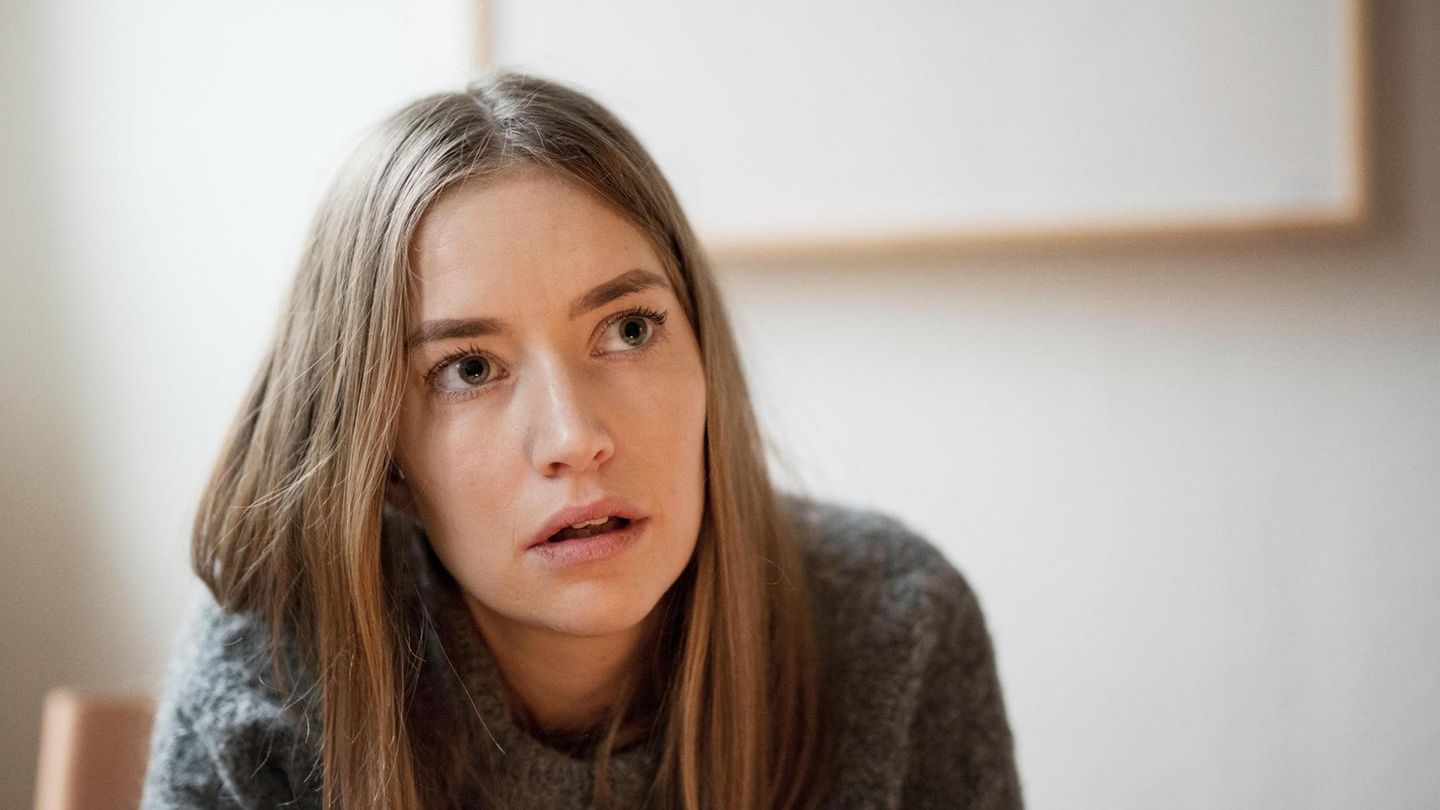 Eine Frau schaut erschrocken – wegen eins falschen Kompliments?