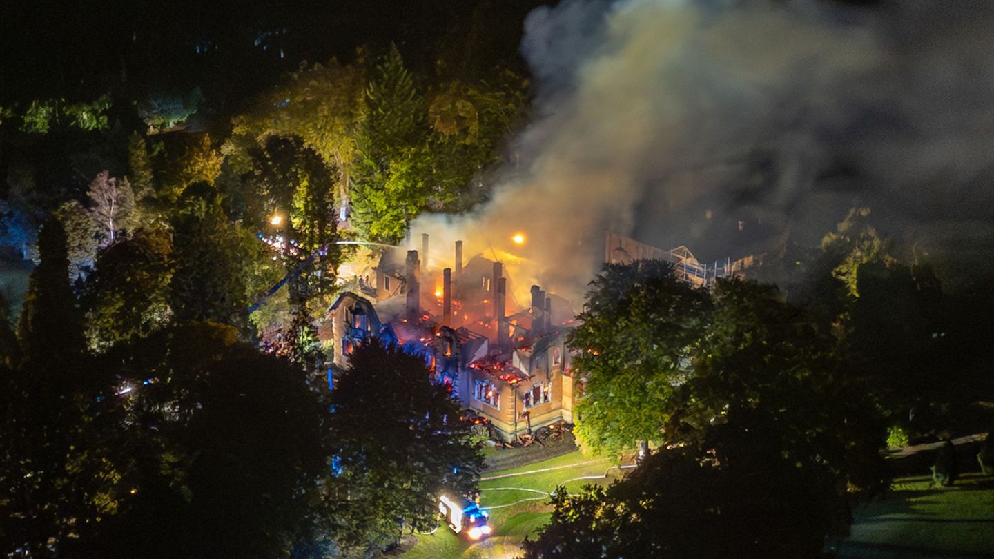 Mehrere Feuerwehren aus der Umgebung rückten an, um den Brand zu löschen. Foto: Lars Haubner/News5/dpa