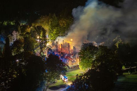 Mehrere Feuerwehren aus der Umgebung rückten an, um den Brand zu löschen. Foto: Lars Haubner/News5/dpa