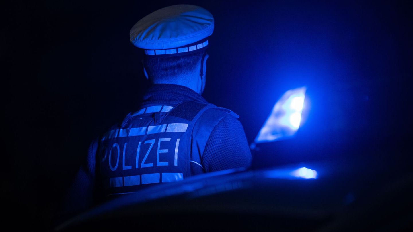 Die Polizei war wegen eines brennenden Autos im Einsatz. (Symbolbild) Foto: Marijan Murat/dpa