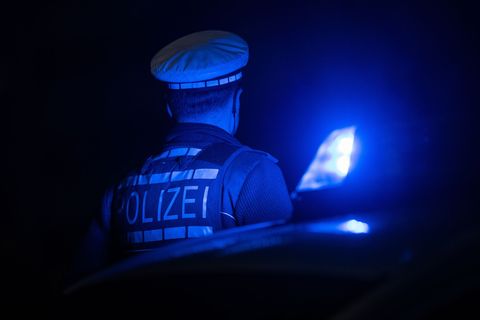 Die Polizei war wegen eines brennenden Autos im Einsatz. (Symbolbild) Foto: Marijan Murat/dpa