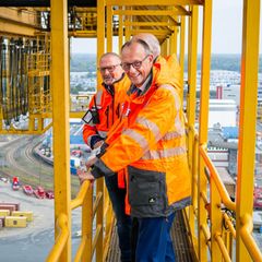 Bei seinem Antrittsbesuch bei der Bremer Landesregierung hat Bundeskanzler Friedrich Merz den Hafen in Bremerhaven besichtigt. F