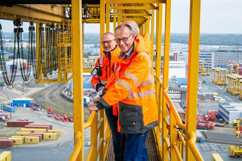 Bei seinem Antrittsbesuch bei der Bremer Landesregierung hat Bundeskanzler Friedrich Merz den Hafen in Bremerhaven besichtigt. F
