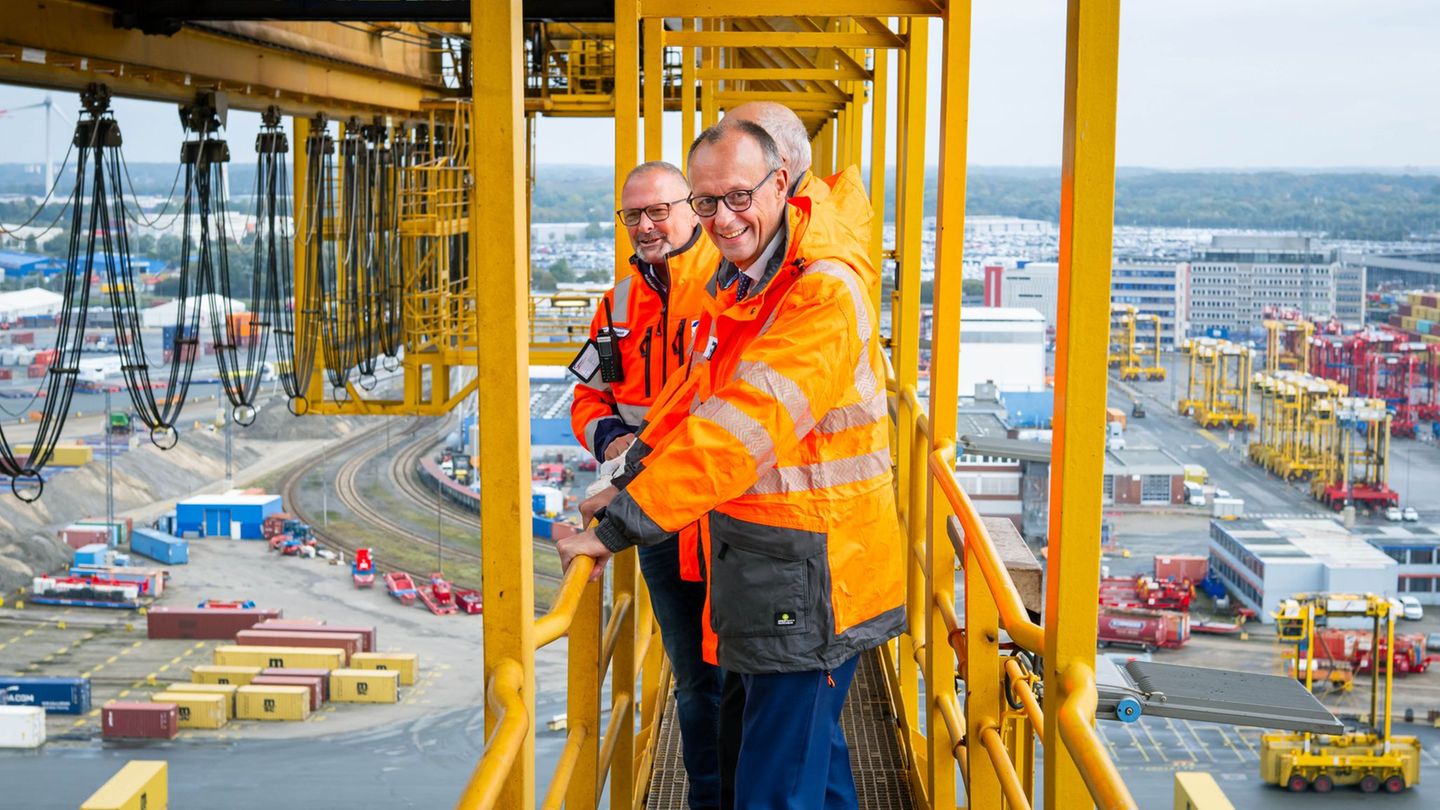 Bei seinem Antrittsbesuch bei der Bremer Landesregierung hat Bundeskanzler Friedrich Merz den Hafen in Bremerhaven besichtigt. F