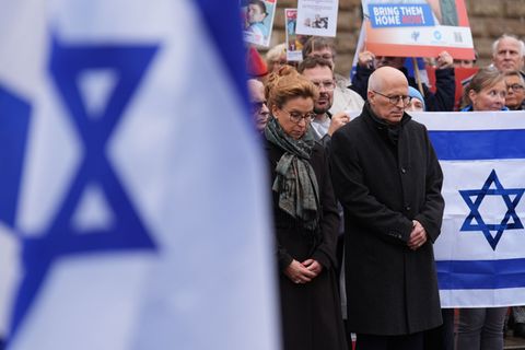 In Hamburg versammeln sich mehrere Menschen zu einer Mahnwache. Foto: Marcus Brandt/dpa