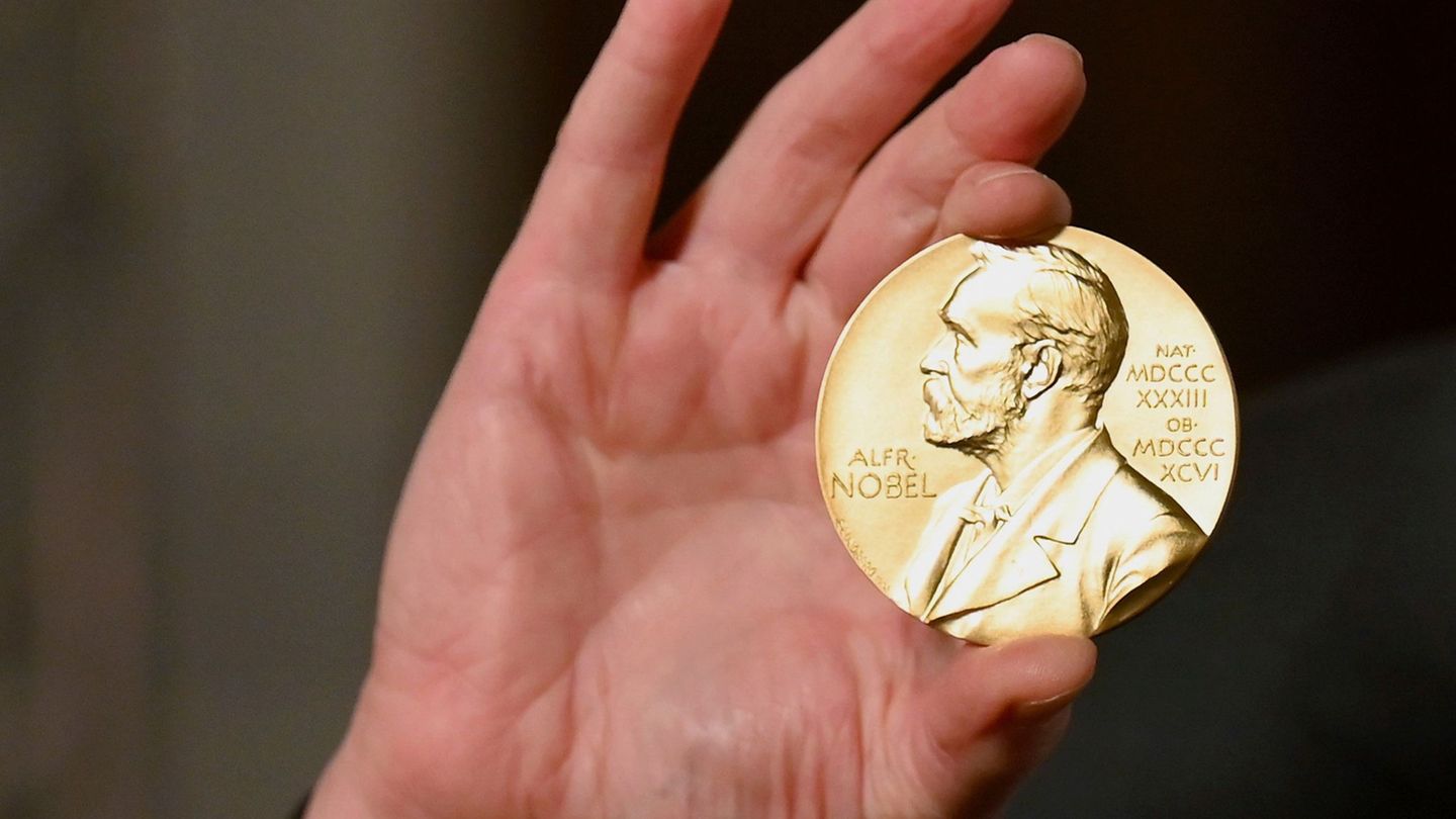 Nobelpreise können eine komplizierte Angelegenheit sein. (Illustration) Foto: Angela Weiss/Pool AP/dpa