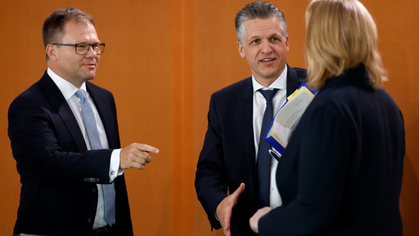 Schneider (l.), Frei und Bas.