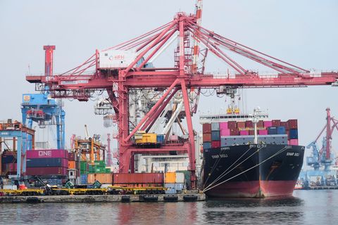 Die WTO rechnet mit einer deutlichen Abkühlung beim Wachstum des Welthandels 2026. (Symbolbild) Foto: Tatan Syuflana/AP/dpa