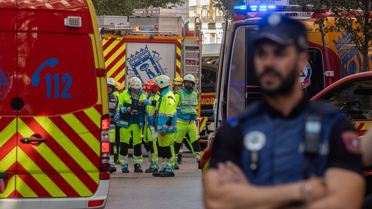 Die Einsatzkräfte suchten fieberhaft nach möglichen Verschütteten. Foto: Alejandro Martínez Vélez/EUROPA PRESS/dpa
