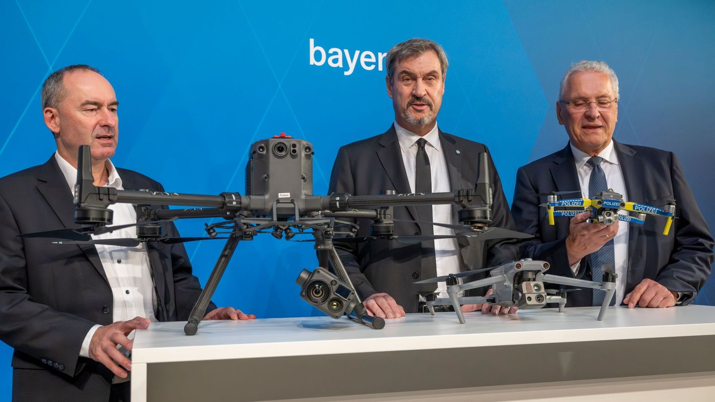 Ministerpräsident Söders Botschaft für den Umgang mit Drohnen ist klar: Abschießen statt Abwarten. Foto: Peter Kneffel/dpa