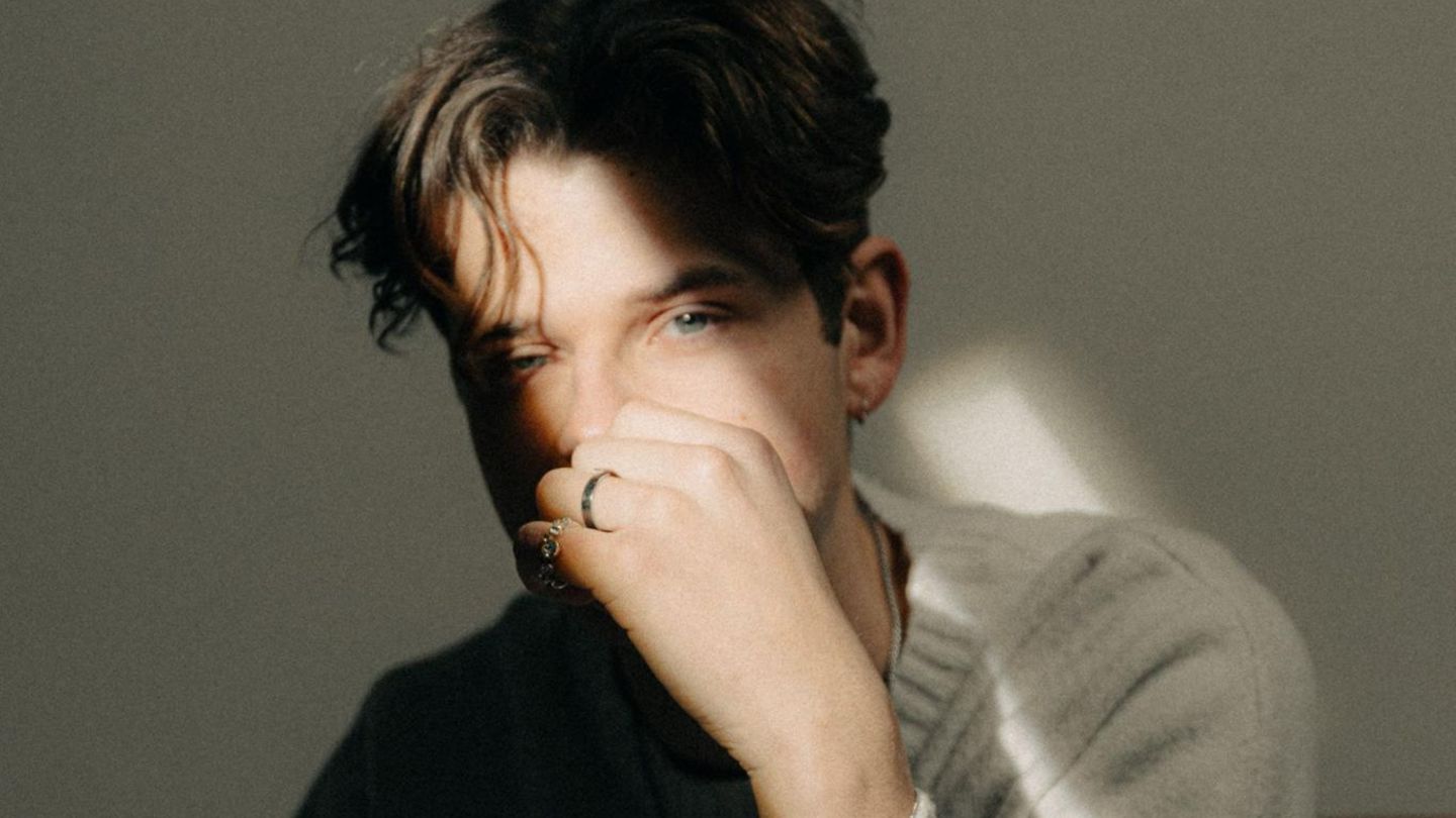 Newcomer-Jas-Vom-Rettungssanit-ter-zum-Indie-Pop-Star-mit-Millionen-Streams