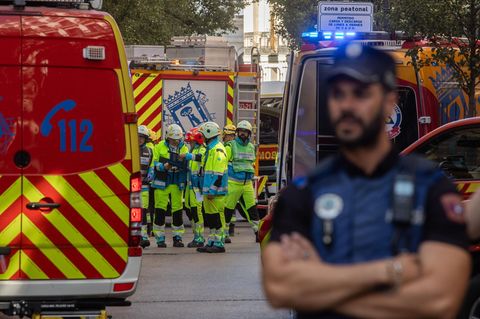 Rettungskräfte suchen nach einem Gebäudeeinsturz in Madrid, Spanien, nach verschütteten Arbeitern
