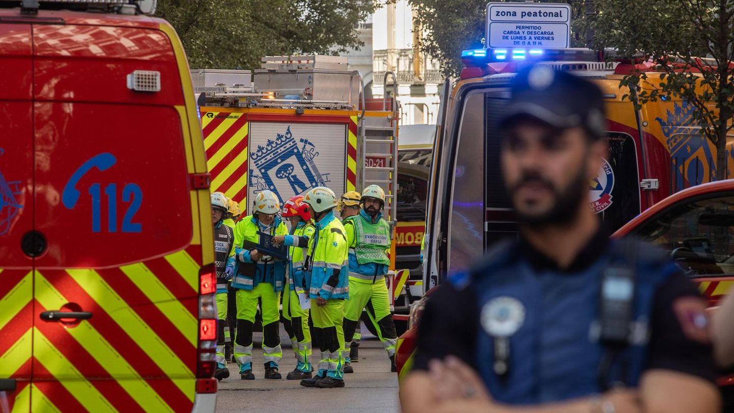 Rettungskräfte suchen nach einem Gebäudeeinsturz in Madrid, Spanien, nach verschütteten Arbeitern