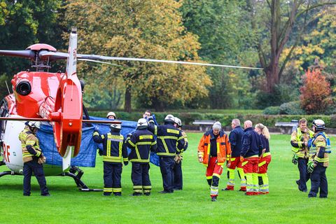 Ein Rettungshubschrauber brachte die lebensgefährlich Verletzte in eine Klinik. Foto: Alex Talash/dpa