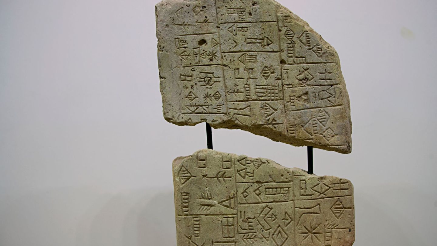 Artefakte wie dieser Steintafeln wurden in den vergangenen Jahren zurück in den Irak geholt. (Archivbild) Foto: Hadi Mizban/AP/d