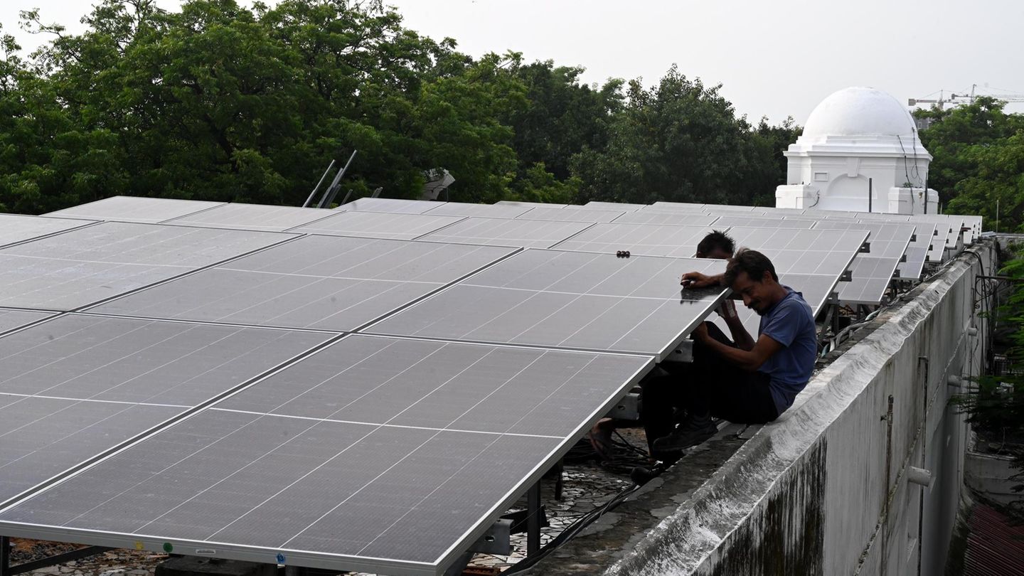 Montage von Solarpanelen im indischen Neu-Delhi – Trump wird Solarenergie in den USA bremsen