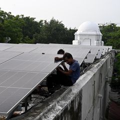 Montage von Solarpanelen im indischen Neu-Delhi – Trump wird Solarenergie in den USA bremsen