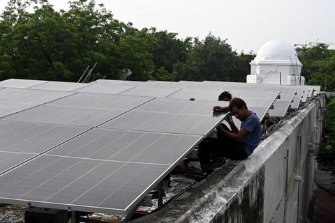 Montage von Solarpanelen im indischen Neu-Delhi – Trump wird Solarenergie in den USA bremsen