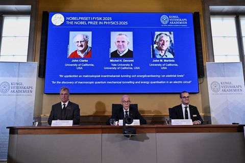 Den Nobelpreis für Physik erhalten 2025 die Quantenphysiker John Clarke, Michel Devoret und John Martinis. Foto: Claudio Brescia