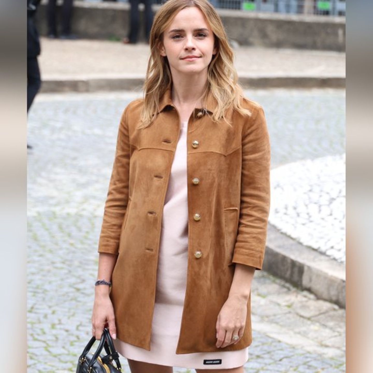 Emma Watson zeigt sich in Paris mit einem auffälligen Ring an der linken Hand.