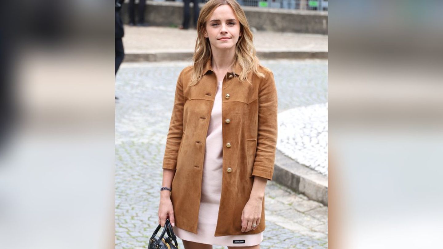 Emma Watson zeigt sich in Paris mit einem auffälligen Ring an der linken Hand.