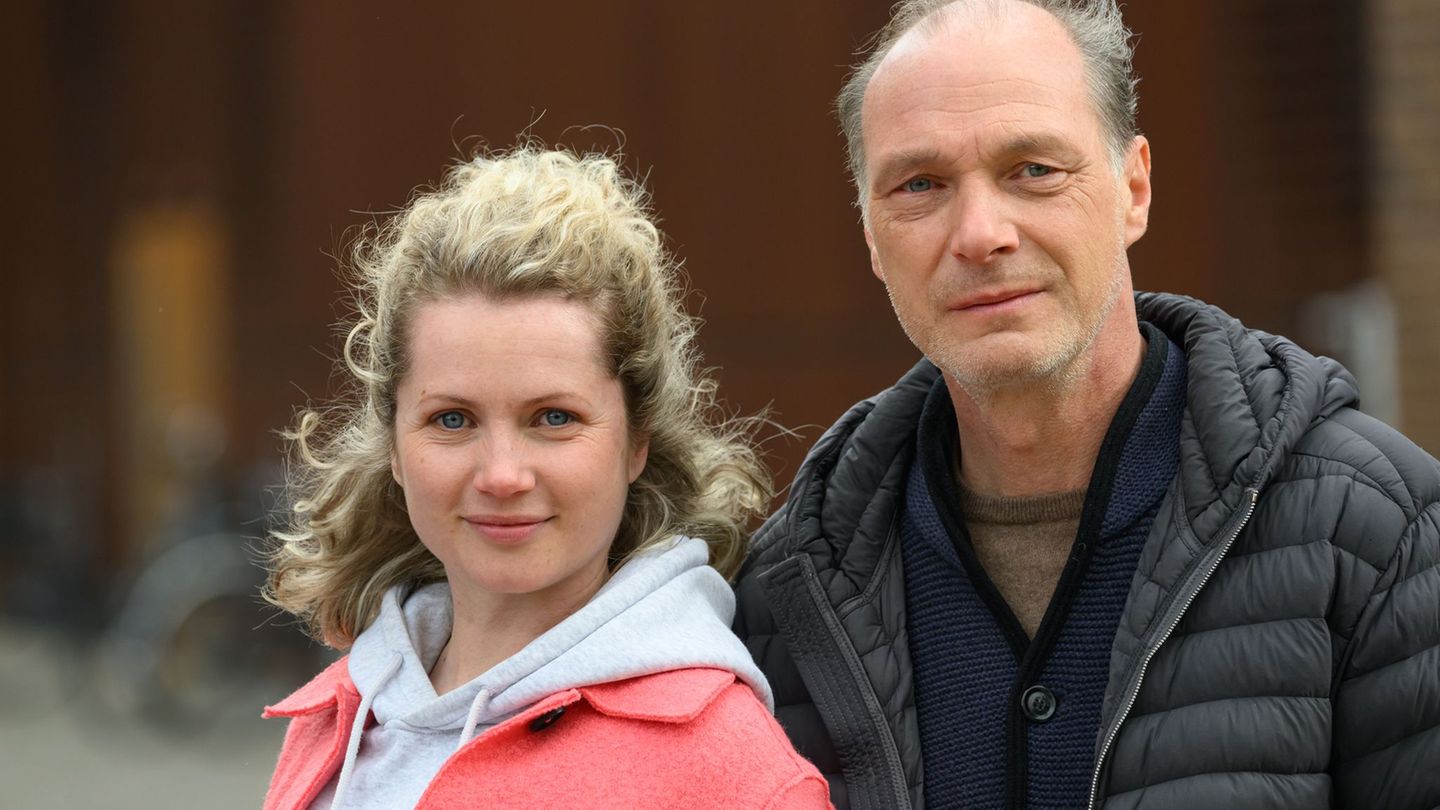 Leonie Winkler (Cornelia Gröschel) und Peter Michael Schnabel (Martin Brambach) ermitteln nach dem Abschied der Kollegin Karin G